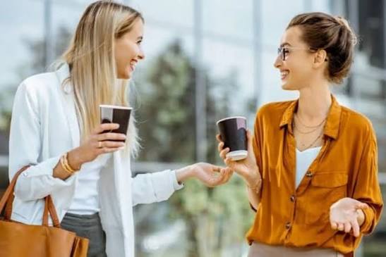 Small Talk là gì? Cách bắt chuyện khéo léo giúp bạn kết nối dễ dàng