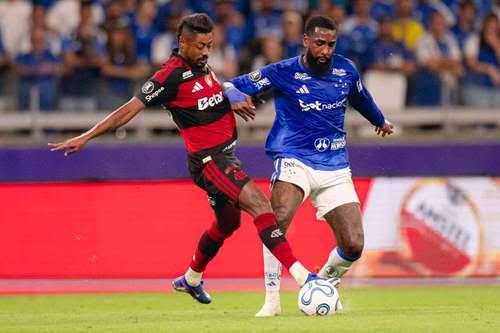 Bruno Henrique, do Flamengo, revela incha&ccedil;o ap&oacute;s sofrer entrada dura