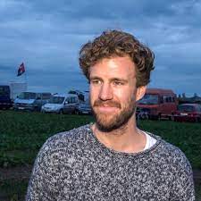 Explore tweets of luke mockridge @lukemockridge on twitter. Luke Mockridge Sat 1 Video Enthullt Bewegenden Klima Einsatz Des Comedian Vogelsberg