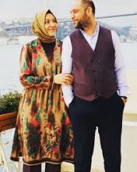 Yeni açılmış bir blog sayfasında bulunan, ayrıca pelikan grubunun varlığını da ortaya çıkaran 'selam olsun!' adlı yazıyı; Bir Trolicenin Portresi Kimse Kizmasin Hilal Kaplan I Yazdim Kronos News Bagimsiz Haber Sitesi