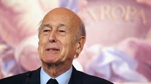 La caméra continue alors de filmer tandis que le président trente plus tard, valéry giscard d'estaing avait expliqué, invité sur europe 1, ne pas avoir réalisé que la porte était si loin. Qrhctsi Stxnvm