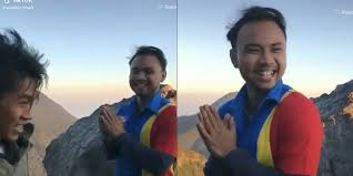 Mereka mempertanyakan kebijakan pelayanan indomaret. Viral Video Karyawan Indomaret Di Atas Gunung Kami Siap Melayani