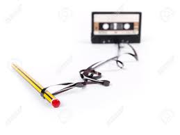 Was soll das, braucht kein mensch, hab eh keinen bleistift mehr. Retro Kassette Mit Lose Band Und Einem Bleistift Um Zuruckzuspulen Uber Einem Weissen Hintergrund Fokus Auf Den Bleistift Lizenzfreie Fotos Bilder Und Stock Fotografie Image 24479998