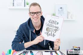 Im ultimativen kalligraphie übungsheft von timo ostrich geht es auf über 140 seiten (gegliedert in 11 verschiedene pdf dateien) um 10 verschiedene handlettering alphabete, zahlreiche übungszeilen für einzelne buchstaben , ziffern und zahlen. Handlettering Anleitung Fantastische Schriften Lernen
