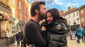 Basak Dizer Ve Kivanc Tatlitug Sokakta Titreyen Kopegi Sahiplendi Sacitaslan Com