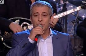 Ο τραγουδιστής αυτή τη φορά εντοπίστηκε σε ειδικά διαμορφωμένο δωμάτιο παράνομης λέσχης στην περιοχή της ομόνοιας να παίζει «φρουτάκια», μαζί με περίπου άλλα 50 άτομα. O 8emhs Adamantidhs Mila Gia Thn Apoxwrhsh Apo To Sxhma Kalidh Xatzidoy Karfitsa Gr