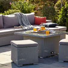 Vos articles de jardin préférés. Un Salon De Jardin A L Effet Rotin Aussi Tendance Qu Astucieux Pour Un Gain De Place Sur Votre Terrasse Gara Meuble Jardin Jardin Exterieur Mobilier De Salon