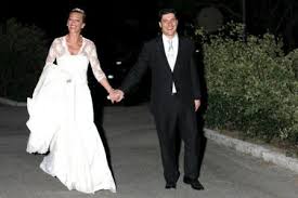 Belén esteban lució en su boda un vestido blanco en ella se puede ver también el peinado de la novia, un favorecedor recogido alto con mechones el ansiado ramo de novia de belén esteban finalmente ha sido para terelu. Boda Belen Esteban Recuerda Cuando Nadie Quiso Vestir A La Colaboradora De Novia