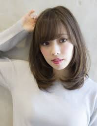 小顔になる前髪の内巻きヘア se214 ヘアカタログ 髪型 ヘアスタイル afloat アフロート 表参道 銀座 名古屋の美容室 美容院 ヘアスタイル ヘアカット ミディアム 髪型