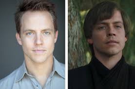 El es Graham Hamilton, el actor que interpreto a Luke Skywalker en el  episodio 6 de la serie The Book of Boba Fett. Obviamente fue ayudado con la  tecnología para que su