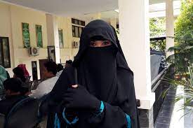 Selebriti instagram ini membagikan dakwah dengan gambar dan teks, menjawab pertanyaan fans, dan mengurusi bisnisnya lewat media sosial. Sebelum Resmi Bercerai Caisar Yks Dan Indadari Saling Mendoakan