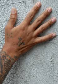Tattoos mit bedeutung, großes kreuz mit engelflügeln. Kreuz Unter Dem Augentattoo Was Bedeutet Punkttattoo