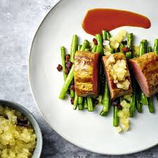 Wildschweinrucken Mit Honig Senf Kruste Birnenchutney Und Speckbohnen Rezept Wildschweinrucken Wildschweinrucken Speckbohnen