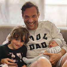 Ainda não temos nenhuma foto desse artista, mas você pode colaborar enviando fotos de josé carlos pereira. Caras Jose Carlos Pereira Junta Os Dois Filhos Em Fotografia