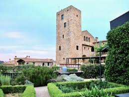Cuenta con una piscina al aire libre, conexión wifi y parking gratuito. Castell D Emporda A Castle Hotel In Costa Brava Velvet Escape