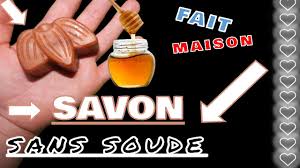 La recette fabrication savon sans soude s'adresse aux débutants qui souhaitent se familiariser avec l'univers du savon ou bien à ceux et celles qui souhaitent faire son savon fait maison leur propre savon sans passer toute la journée dans la cuisine et qui ne veulent pas prendre le risque de. Savon Au Miel Sans Soude Youtube
