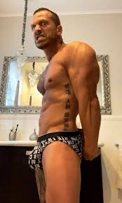 Fede Rossi esplode di pacco al mare - le nuove foto - BitchyX