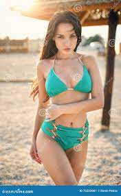 性感的比基尼泳装的美丽的女孩在海滩库存图片. 图片包括有夏天, 日落, 背包, 火箭筒, 蓝色, 设计- 75222081