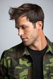 Capelli uomo rasati ai lati con ciuffo. Tagli Capelli Uomo Moda Inverno 2020 Daily Man