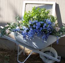 Gartendeko Aus Alten Sachen 31 Kreative Ideen Zum Nachmachen Garten Deko Gartencontainer Schubkarre Garten