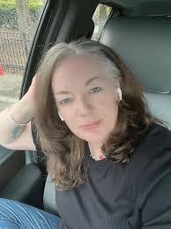 Kizzy Hunt's Instagram, Twitter & Facebook