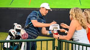 先に進む前に、異なるタイプの日本語の発音表記、つまり、日本語の単語の発音を視覚的に表示する方法について説明したいと思います。 いくつかのオプションがあります。 アルファベットを使用したローマ字、 漢字の近くに仮名を使用する振り仮名 、 W4ihpgjrkvh Nm