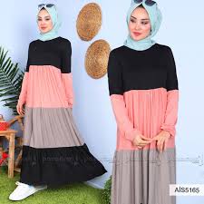 Elbise Klos Kesim Olup Ic Gostermemektedir Elbise Renk Katmanli Tarziyla Sik Bir Gorunume Kavusmustur Elbise Bisiklet Moda Stilleri Elbise Modelleri Elbise