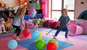 En ese momento, todos deben sentarse en una silla. Diversion Con Globos Para Jugar Dentro De Casa Juegos