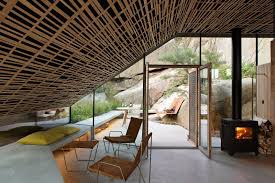 Die Sitzbank Ist Aus Dem Gleichen Material Wie Dach Und Boden Und Reicht Bis Moderne Hutten Moderne Hausentwurfe Design Fur Zuhause