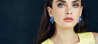 Vous pouvez tout vous permettre, à l'exception des teintes très pâles comme le blanc, le rose, le bleu ou le vert clairs, car elles ont toutes tendance à jaunir le blanc des yeux et à. Comment Se Maquiller Quand On Est Brune Beaute Fr