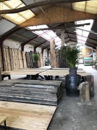 pin op hout met historie