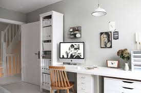Arbeitszimmer In Grun Grau Wandfarbe Www Kolorat De Kolorat Wandfarbe Streichen Buro Homeoffice Zimmereinrichtung Wandfarbe Arbeitszimmerideen