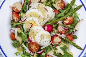 Salade Jardiniere Aux Oeufs Et Vinaigrette Cremeuse Au Pesto Une Salade Simple Delicieuse Et Nutritive Ideale Pour Le Lunch Food Recipes Salad