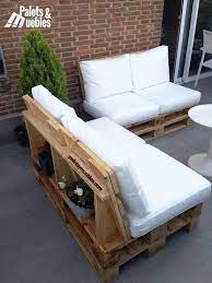 Superposez sur cette dernière une palette supplémentaire sur chacune d'elles afin d'obtenir une hauteur d'assise convenable pour un canapé. Comment Fabriquer Un Canape En Palette Un Canape Blanc Qui Va Parfaitement Integrer Votre Salon D Canape Palette Meubles En Bois De Palettes Mobilier De Salon