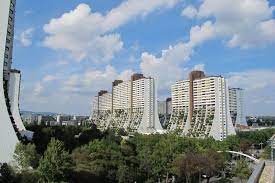 Alt erlaa is a social housing project in vienna for about 10,000 people, designed and built as a massive development complex that appears to dominate the skyline of the 23rd district of the city. Vienna Werkbundsiedlung And Alt Erlaa Artchitectours