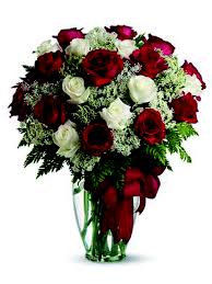 Un mazzo con 5 rose rosse gambo lungo,confezionate con creatività. Rose Rosse E Rose Bianche In Bouquet A Domicilio In Due Ore