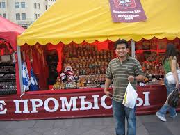 Sebuah buku terbuka terletak di atas perisai ini. Pengalaman Rare Aku Dihantar Bekerja Di Platform Minyak Di Offshore Rusia