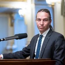 2017 v jeho 37 letech ) je politik, předseda české pirátské strany a od října 2017 poslanec poslanecké sněmovny pčr. Ivan Bartos Jsem Pripraven Byt Dustojnym Premierem Cnn Prima News