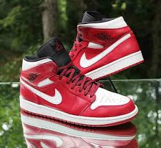 Jordan 1 Retro Mid White Gym Red Black Nike Air Jordan 1 Retro Mid Gym Red Men S Size 11 5 White Black 554724 605 Jordan Basketballshoes Nike Air Nike Air Jordans Air Jordans