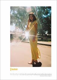 Kaia gerber, petra collins, stuart vevers. Selena Gomez Wandkalender Bei Europosters