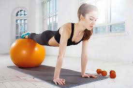 En este caso haremos el mismo ejercicio, pero cargando algo de peso. Los Mejores Ejercicios Para Aumentar Tu Fuerza Y Flexibilidad