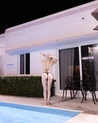 Luisa Sonza de biquini na piscina - Boa Bronha