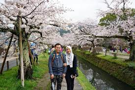 Tempat ini menjadi kegilaan ramai kerana ia boleh dikatakan sebuah tempat yang romantik dengan suasananya yang damai dan penuh warna kemerahan. 10 Tempat Menarik Di Kyoto Japan Azyyati Liah