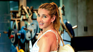 La rutina de Elsa Pataky para tener una espalda escultural a los 49 años: "Con 4 minutos basta"