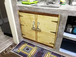 Rekaan dapur merah dan putih yang mengikut trend dengan kaunter pulau bersaiz 5. Siap Dah Pasang Pintu Kitchen Cabinet Yang Aku Tempah Dengan Tukang Kayu Pallet Blog Abah Careno