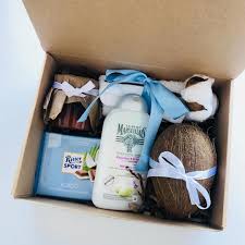 что можно положить в бокс парню на новый год Rajskoe Naslazhdenie Dlya Lyubitelej Kokosa I Vse Chto S Nim Svyazano V Nabore Baby Girl Gifts Diy Wedding Gifts Packaging Cute Christmas Gifts