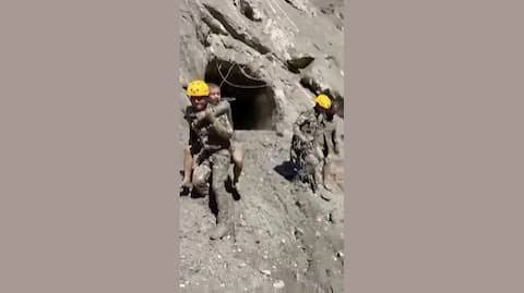 নেপালের আকস্মিক বন্যা: জলবিদ্যুৎ টানেলে 933 জন আটকে পড়ার আশঙ্কা – এখানে উদ্ধারকারীরা তাদের খুঁজে বের করার চেষ্টা করছে | বিশ্ব সংবাদ | জি নিউজ
