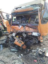 Tukang cuci bus / cleaning service. Goriau Ini Foto Foto Kecelakaan Maut Antara Bus Dan Truk Tronton Yang Tewaskan 4 Orang Di Rohil Subuh Tadi