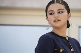 Selena Gomez sexy: HIER sorgt ihr Oberteil für einen frechen Busen-Blitzer  | news.de