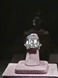 Maybe you would like to learn more about one of these? The Elizabeth Taylor Diamond Formally Known As The Krupp Is 33 19cts Set In Platinum It Was Auctio Beautiful Rings Diamond Gemstone Elizabeth Taylor Diamond